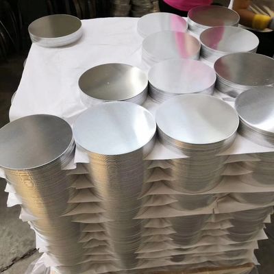 반사형 0.7mm 0.8mm 알루미늄 원형 디스크 1050 1060 1100 냄비 맞춤형 크기 고평탄도 버 없는 가장자리 식품 등급